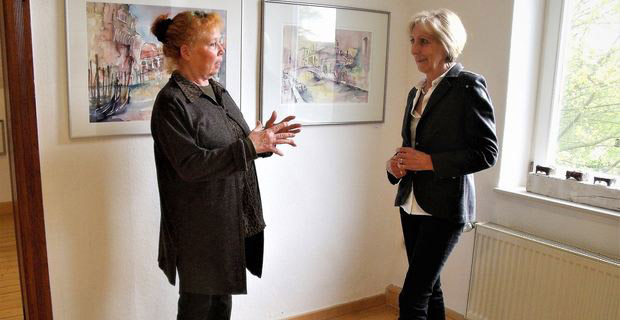 Künstlergespräch: Liane Gerull (l.) und Karin Altrogge tauschen sich zu Venedig-Bildern aus. (Rita Behrens)
